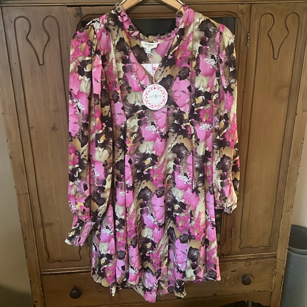 Umgee designer size large beautiful colored puffed sleeve flowey dress. New.